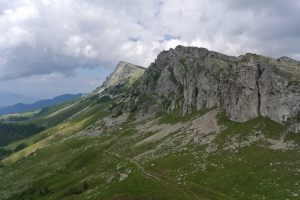 Versantul vestic al Muntelui Grohotisu vazut din Saua Strunga